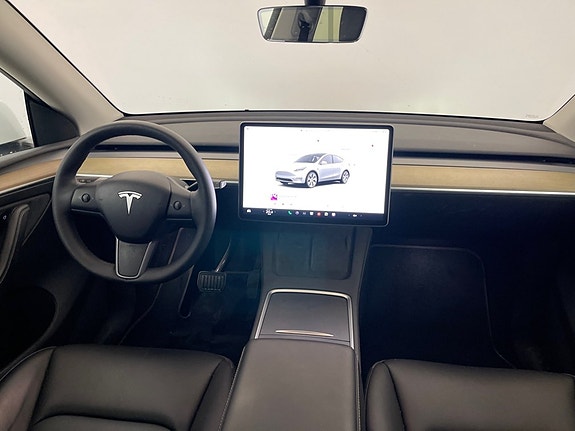 Tesla Model Y 6 of 10