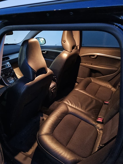 Volvo V70 3 of 5