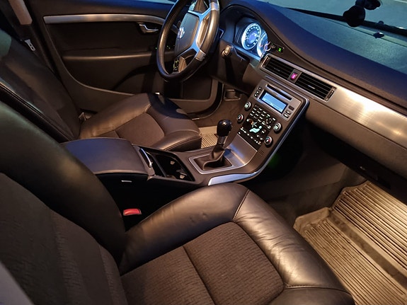 Volvo V70 2 of 5