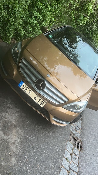 Mercedes-Benz B200 2 of 5