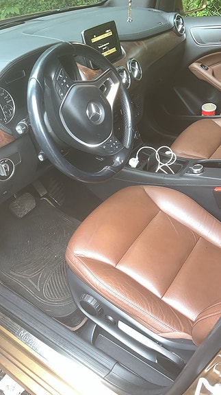 Mercedes-Benz B200 4 of 5