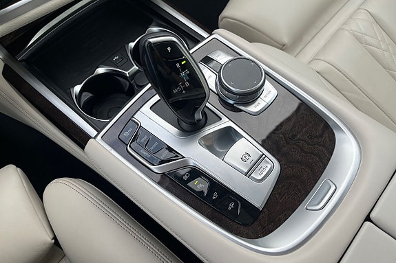 BMW 745Le 25 of 30