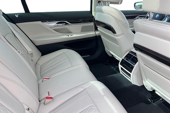 BMW 745Le 29 of 30