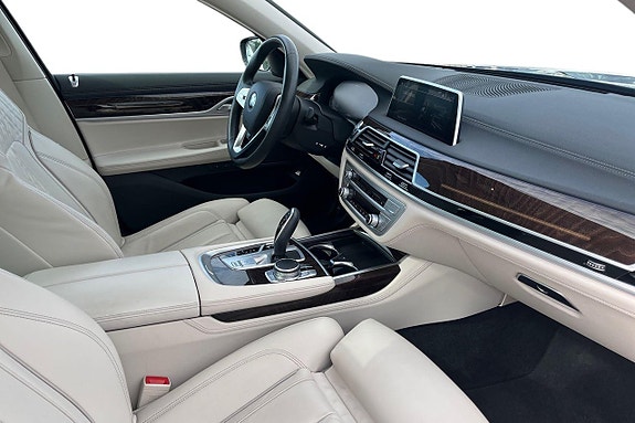 BMW 745Le 28 of 30