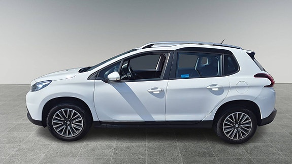 Peugeot 2008 2 of 5