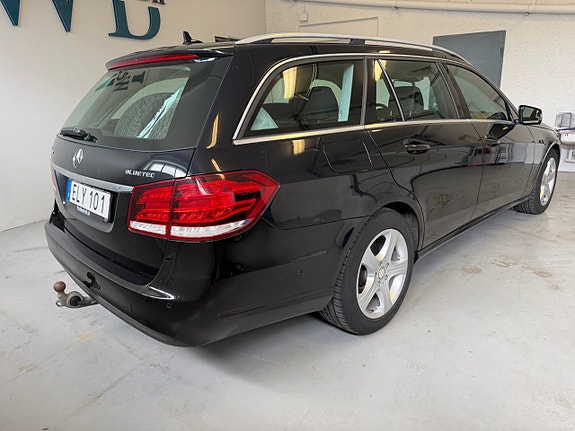 Mercedes-Benz E220 4 of 5
