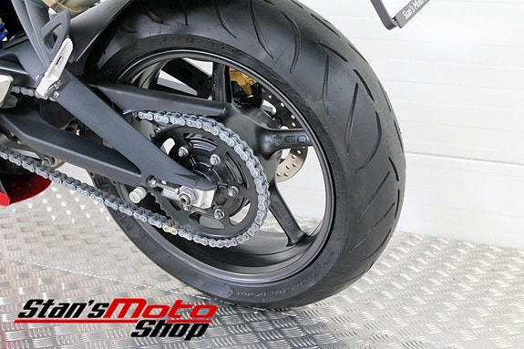 Triumph Street Triple R 675 Låga mil 11 of 16