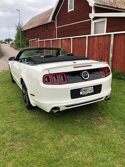 Ford Mustang 2 of 5
