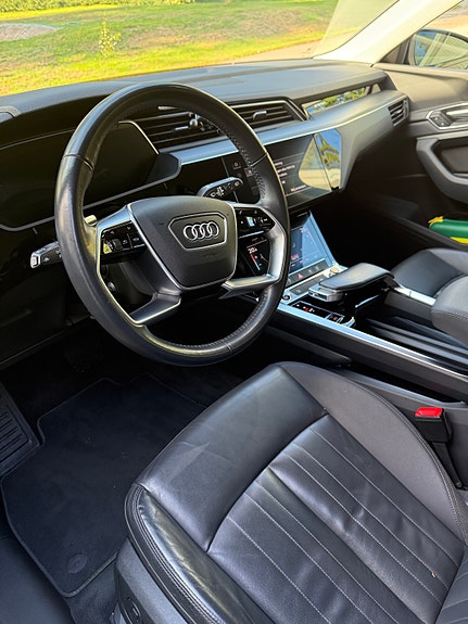 Audi e-tron 4 of 5