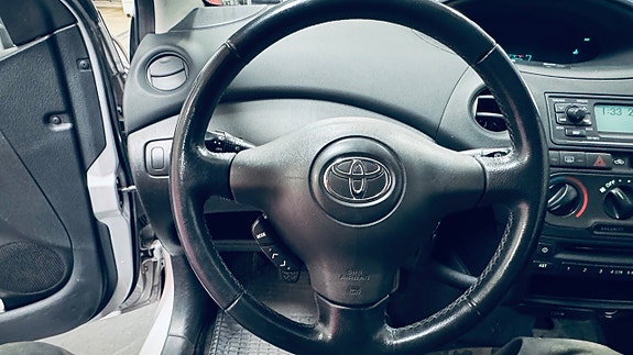 Toyota Yaris 12 of 16