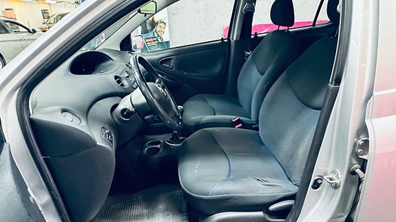 Toyota Yaris 8 of 16
