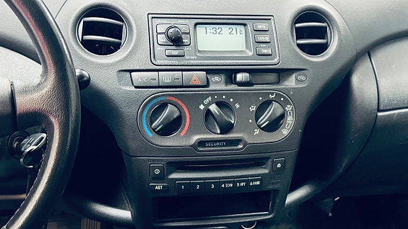 Toyota Yaris 14 of 16