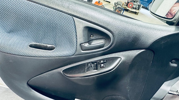 Toyota Yaris 7 of 16