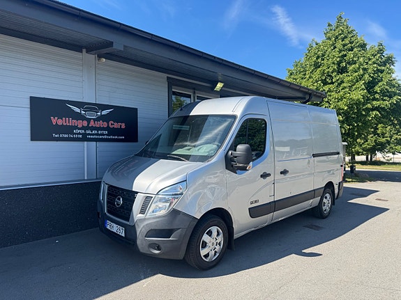 Nissan NV400 2 of 5