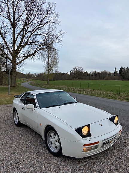 Porsche 944 4 of 5