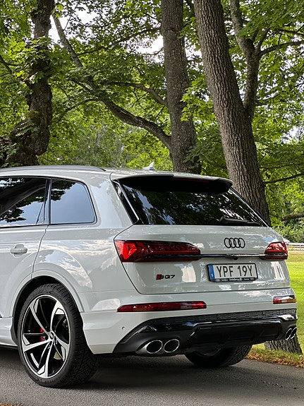 Audi SQ7 2 of 5