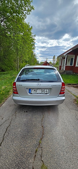 Mercedes-Benz C180 4 of 5