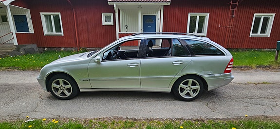 Mercedes-Benz C180 2 of 5