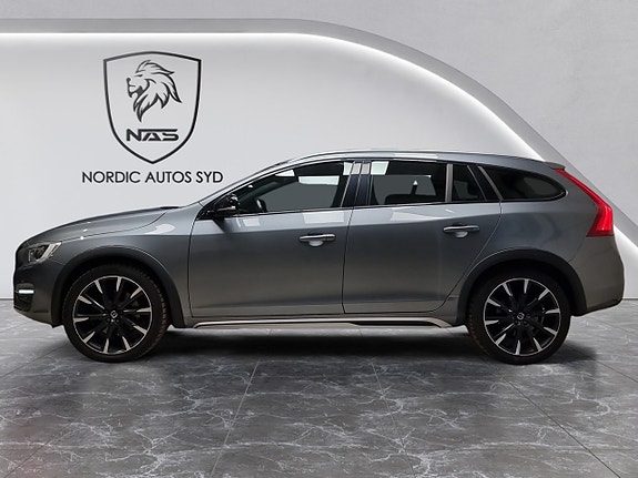 Volvo V60 Cross Country 2 of 5