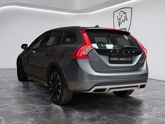 Volvo V60 Cross Country 3 of 5