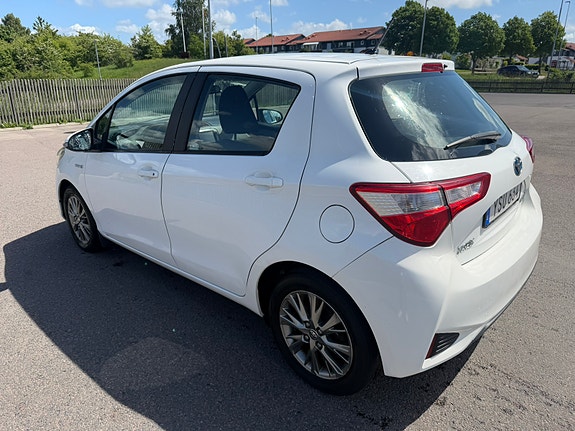 Toyota Yaris 3 of 19