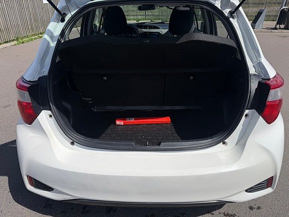 Toyota Yaris 8 of 19