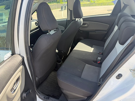 Toyota Yaris 14 of 19