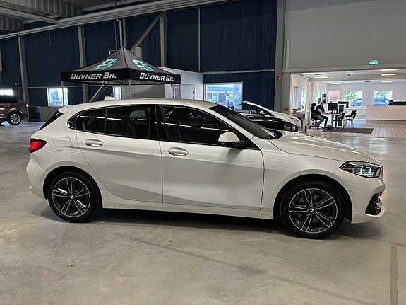 BMW 118i 3 of 5