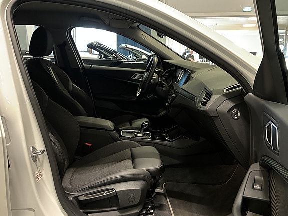 BMW 118i 10 of 23