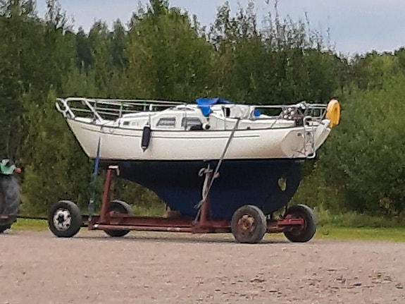 Båthus med Amigo 23 på kärra vid Räveln och båtplats Näsviken, Åmål. - Båthus med segelbåt Amigo23 på båtvagn samt bryggplats vid Näsviken Åmål 2026 3 of 4