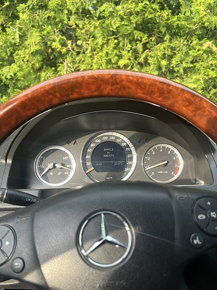 Mercedes-Benz C180 3 of 4