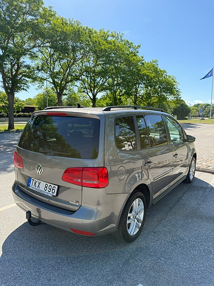 Volkswagen Touran 2 of 5