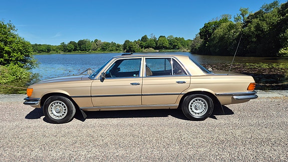 Mercedes-Benz 280 SE 2 of 5