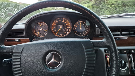 Mercedes-Benz 280 SE 17 of 20