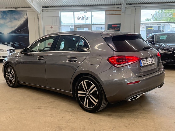 Mercedes-Benz A180 d 2 of 5