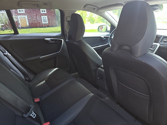 Volvo V60 2 of 5