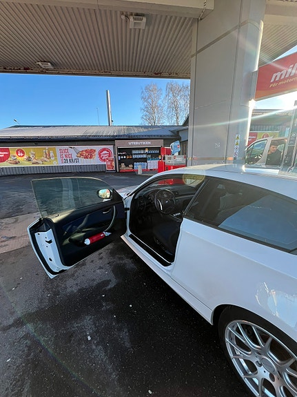 BMW 118d 2 of 5