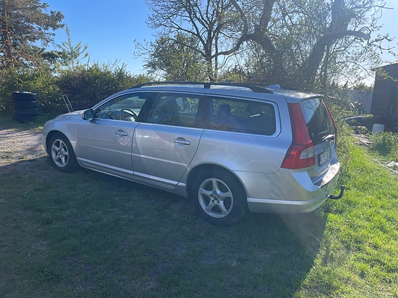 Volvo V70 2 of 3