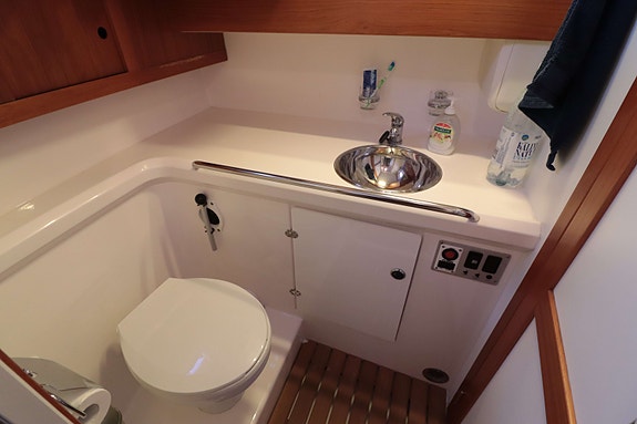 Nimbus Commander Trawler 37 27 of 30