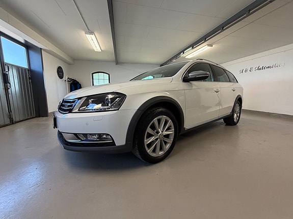 Volkswagen Passat Alltrack 2 of 5