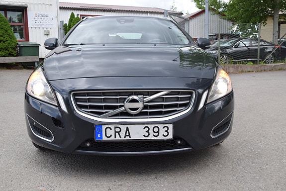 Volvo V60 2 of 5