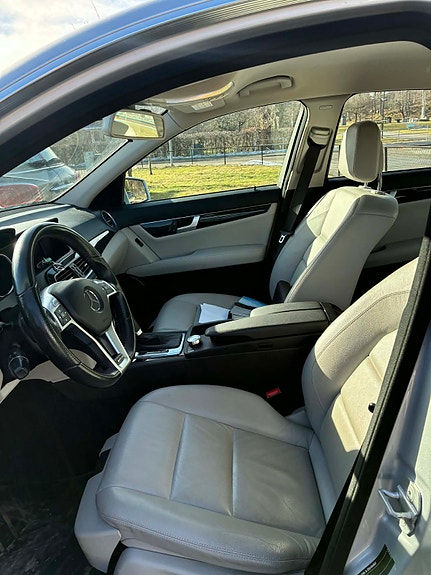 Mercedes-Benz C200 4 of 5