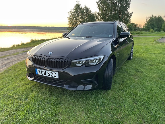 BMW 330e 4 of 5