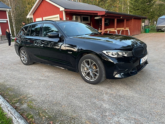 BMW 330e 2 of 25