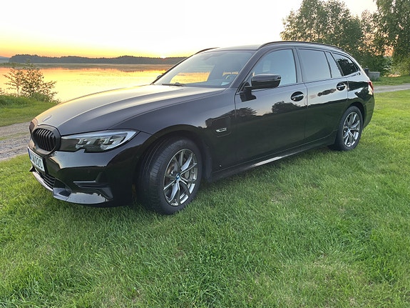 BMW 330e 3 of 5