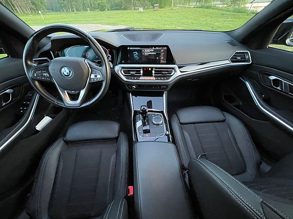 BMW 330e 19 of 25