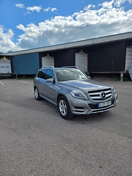 Mercedes-Benz GLK220 2 of 5
