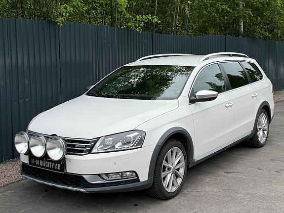 Volkswagen Passat Alltrack 2 of 5