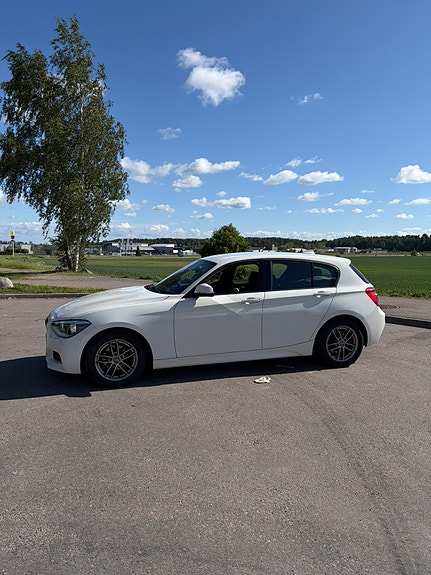 BMW 120d 2 of 5