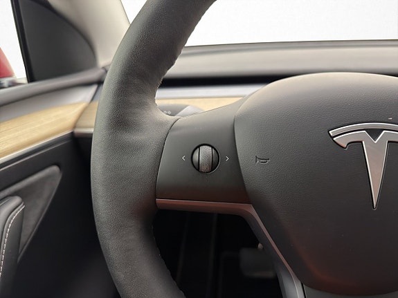 Tesla Model Y 28 of 30